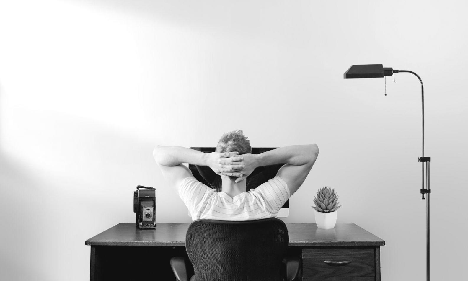 Espace de travail moderne avec analyses financières