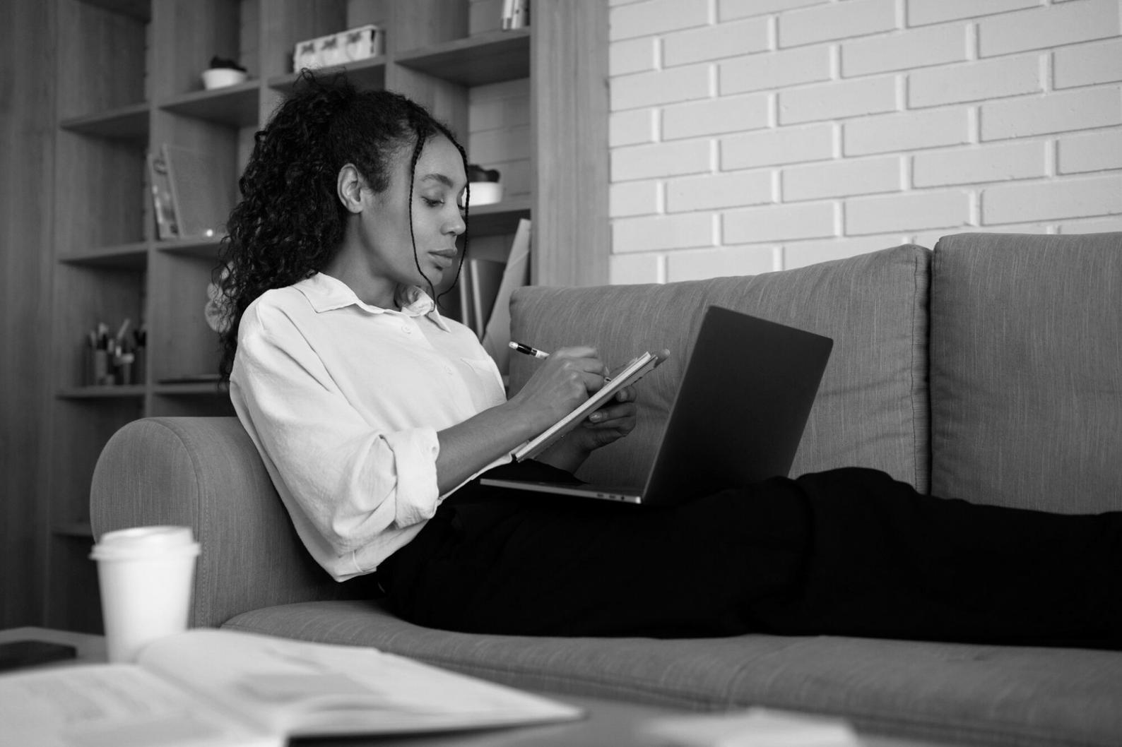 Workspace d'analyste financier avec graphiques et données